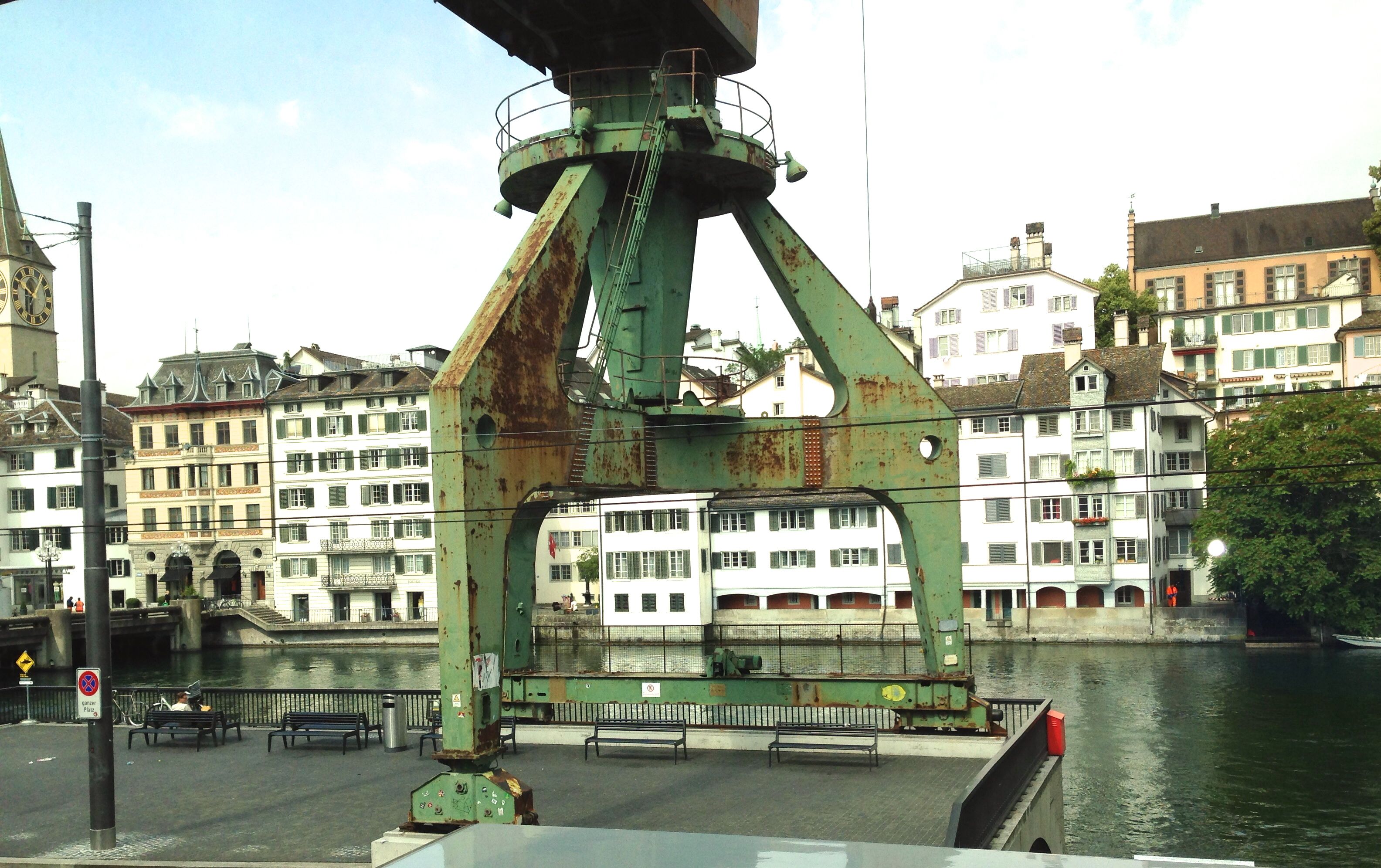 ... le trottoir d'en face. En arriÃ¨re-fond, la Vieille ville de Zurich