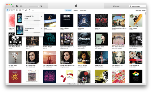 La vue "albums" dans iTunes 12. On remarquera que la barre latérale gauche a été remplacée par des onglets en haut de la fenêtre, et qu'un survol de l'icône des iDevices laisse apparaître la liste de ceux qui sont connectés (ici en Wi-Fi)