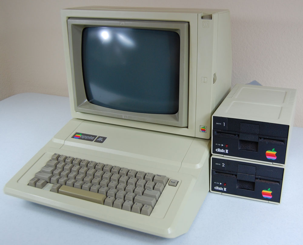 Un joystick et un lecteur de disquettes sur une carte Apple IIe