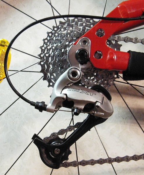 800px-Shimano_xt_rear_derailleur