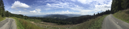 Voilà la vue du sommet (enfin, juste avant), le Léman à gauche, et la vallée verte à droite