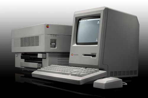 Macintosh Plus et une LaserWriter, retouchés pour mieux les faire ressortir ©Apple
