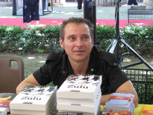Caryl_Férey_pris_en_photo_au_Festival_International_du_roman_Noir_de_Frontignan_(France)