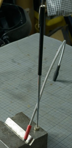 Très pratique, des aimants au bout d'une tige (télescopique ou flexible), pour aller récupérer la petite vis qui vient de rouler là, sous le meuble. Totalement inutiles avec l'inox qui ne s'aimante que très faiblement.