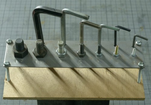 Un truc à bricoler pour quand on a un doute sur le diamètre d'une vis ou d'un boulon, et puis pour ne pas s'emmêler dans les clés Allen.