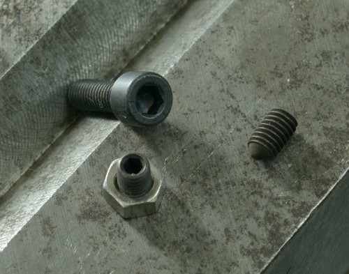 De la BTR (six pans creux) et deux vis sans tête (six pans creux aussi, très utile comme vis de réglage).