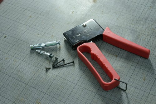 Pour les cloisons modernes en carton (placoplatre), les vis trompète autoperçantes pour le montage des plaques et les chevilles Molly avec la pince idoine.