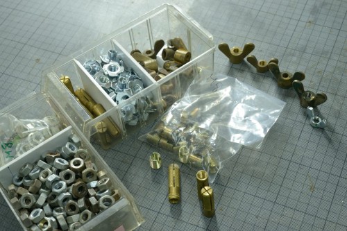 Écrous, papillons, inserts pour bois, pour métal, chevilles weco, ça manque d'écrou borgne.