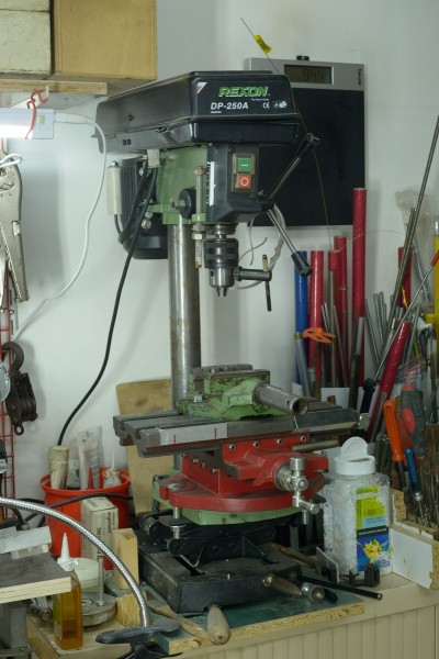 Pour faire du travail propre, ce genre de machin est vraiment indispensable (une perceuse d'établi avec son étau de perceuse, sa table croisée et un cric (pas de crémaillère sur la colonne, avec une trentaine de kilos à monter, ça ne le faisait pas trop). 