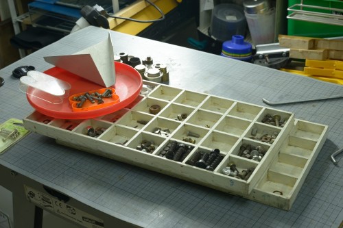Quelques petites casses sont parfaites pour le tri des vis récupérées en vrac, un freesbee pour trier et une petite pelle entonnoir en zinc pour verser dans les tiroirs ou les sachets sans en renverser partout.