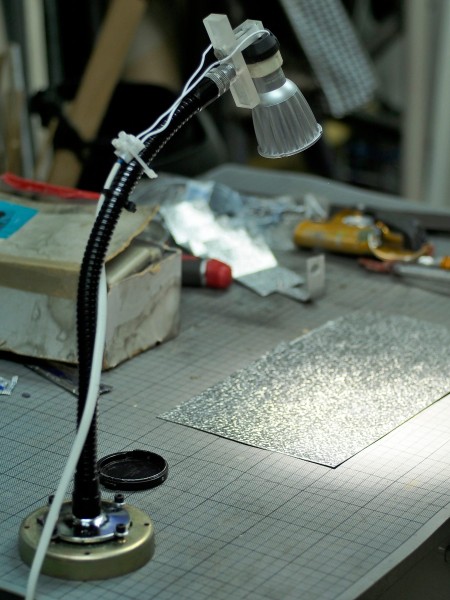 Une petite lampe, avec flexible de micro en métal, assez rigide, équipée d'une douille GU 10 sur laquelle est fixée une petite Led de 6 watts en trois émetteurs, lumière très puissante et surtout très ponctuelle. En 4000 K pour celle là (merci Luc), j'en ai aussi trouvé de plus puissantes, 7 watts sur un seul émetteur en 3000 K.