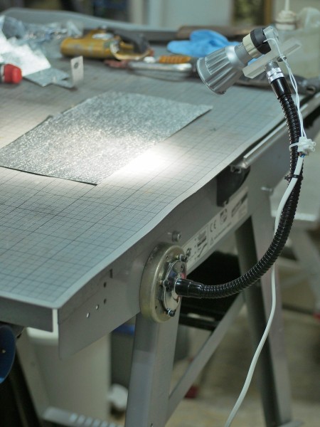 Et son pied est un aimant puissant trouvé dans une superbe antenne automobile en inox (qui est actuellement sur mon dragon, but de la chine). Ça tient vraiment bien !