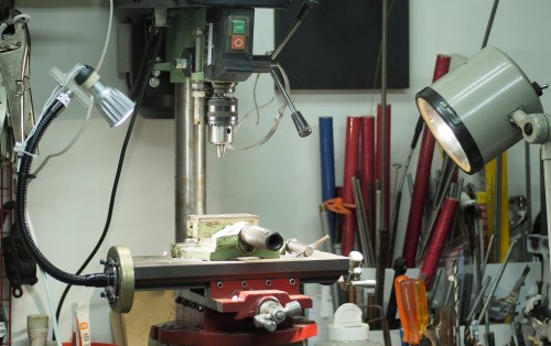 Ici sur ma pexeuse d'établi, en vis à vis de la magnifique lampe de tour chinée à Habère–Poche un lendemain de festival et première à être équipée de la même Led à la place de sa souffreteuse ampoule à filament pourtant 10 fois plus consommatrice d'énergie (mais je ne vous fait pas de dessins tendancieux pour vous l'annoncer ;o).