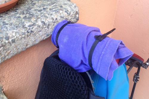une paire de colliers pour fixer un tissus pour la transpiration, de la ficelle ferait tout aussi bien l'affaire