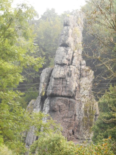 Les curieux rochers de Roche-à-Frêne…