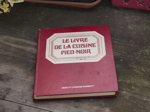Publié en 1969, j'avais deux ans, et ma grand-mère 67, c'est dire si elle en avait besoin ! Notez la typo de couverture bien 1969.
