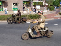 11_798px-Cushman_Model_53_Airborne_Scooter,_Bridgehead_2011_pic4