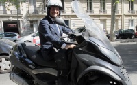 22_francois-hollande-roule-en-scooter-de-marque-italienne