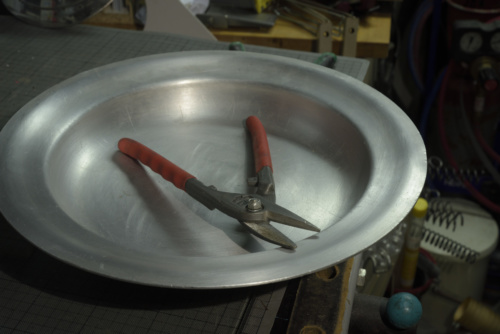 Cette pince coupante « Made in Solingen » n'a pas peur de tôles jusqu'à deux millimètres d'épaisseur, et ça coupe net et sans effort ! mais pas plus que la longueur de la lame.