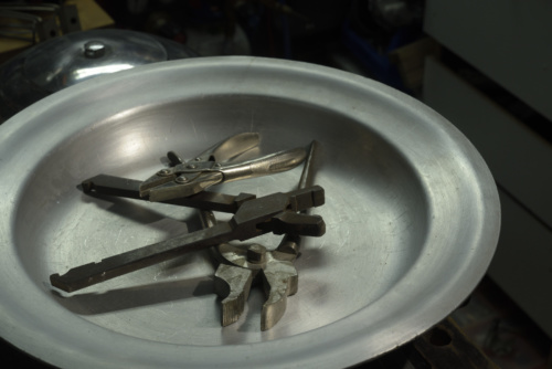 Un lot de pinces bien spécifiques, la plus grande m'inspire la miroiterie,