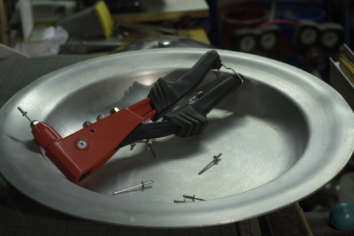 Bine pratique, la pince à riveter permet des assemblages rapides et solides.