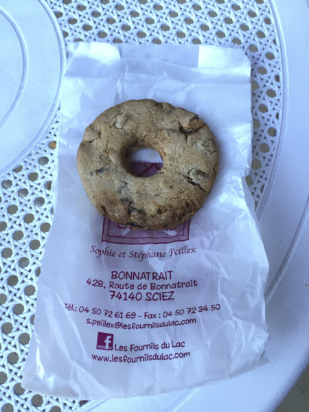 Je crois que ça s'appelle un Énergique, il y a un autre truc à ne pas rater chez eux, c'est un gâteau au chocolat dont les parts sont coupées en triangle contenant de nombreuses amandes et pistaches entières, une tuerie ! mais ce n'est pas très transportable serré dans une sacoche de vélo... mais les miettes à la cuillère étaient savoureuses.