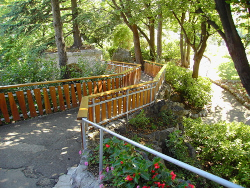 1024px-Jardin_des_Dauphins_05