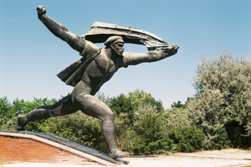 3-budapest-memento-park-the-republic-of-councils-monument-statue-geante